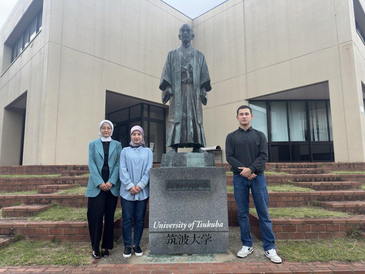 Kozgudagi ichki kiyimdagi qizlarning fotosuratlari