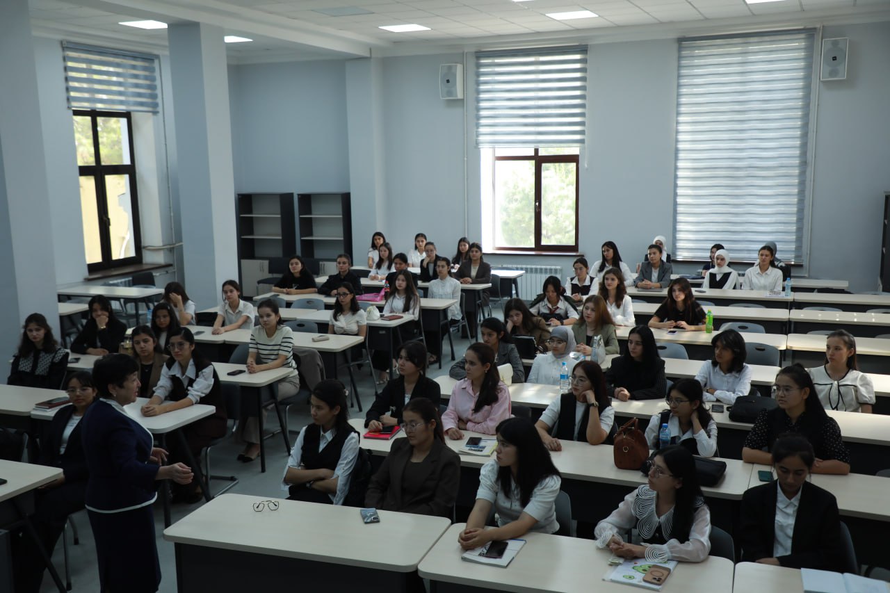 Within the UWED Mentorship Program, the presentation hour of the “Girls’ Leadership Club” was held