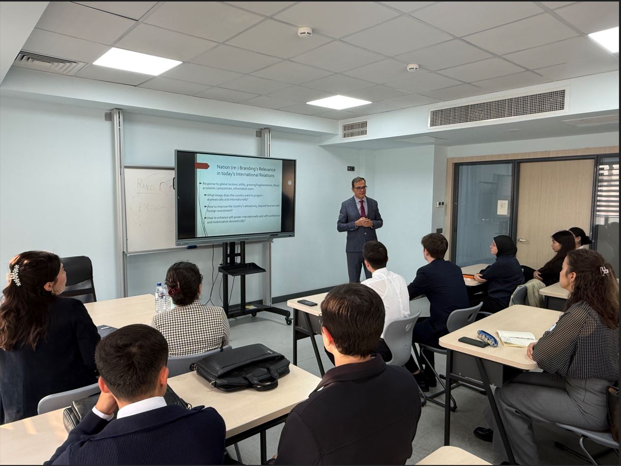 Представитель Женевского университета прочитал лекцию для студентов УМЭД