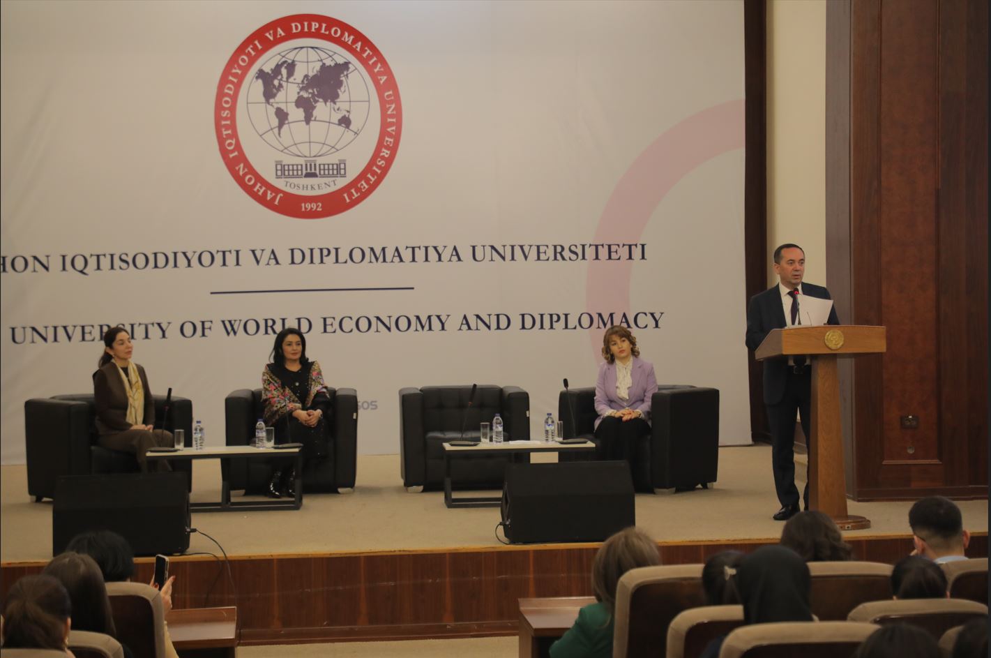 “Qadriyatlar va zamonaviylik: milliy ruhiyat qizlar nigohida” mavzusida ochiq davra suhbati o‘tkazildi