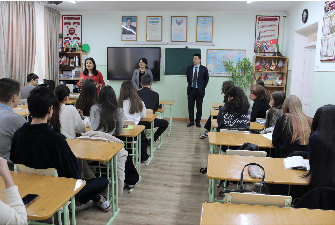 UWED teachers organized a meeting with schoolchildren dedicated to explaining the key provisions of the Constitution of the Republic of Uzbekistan