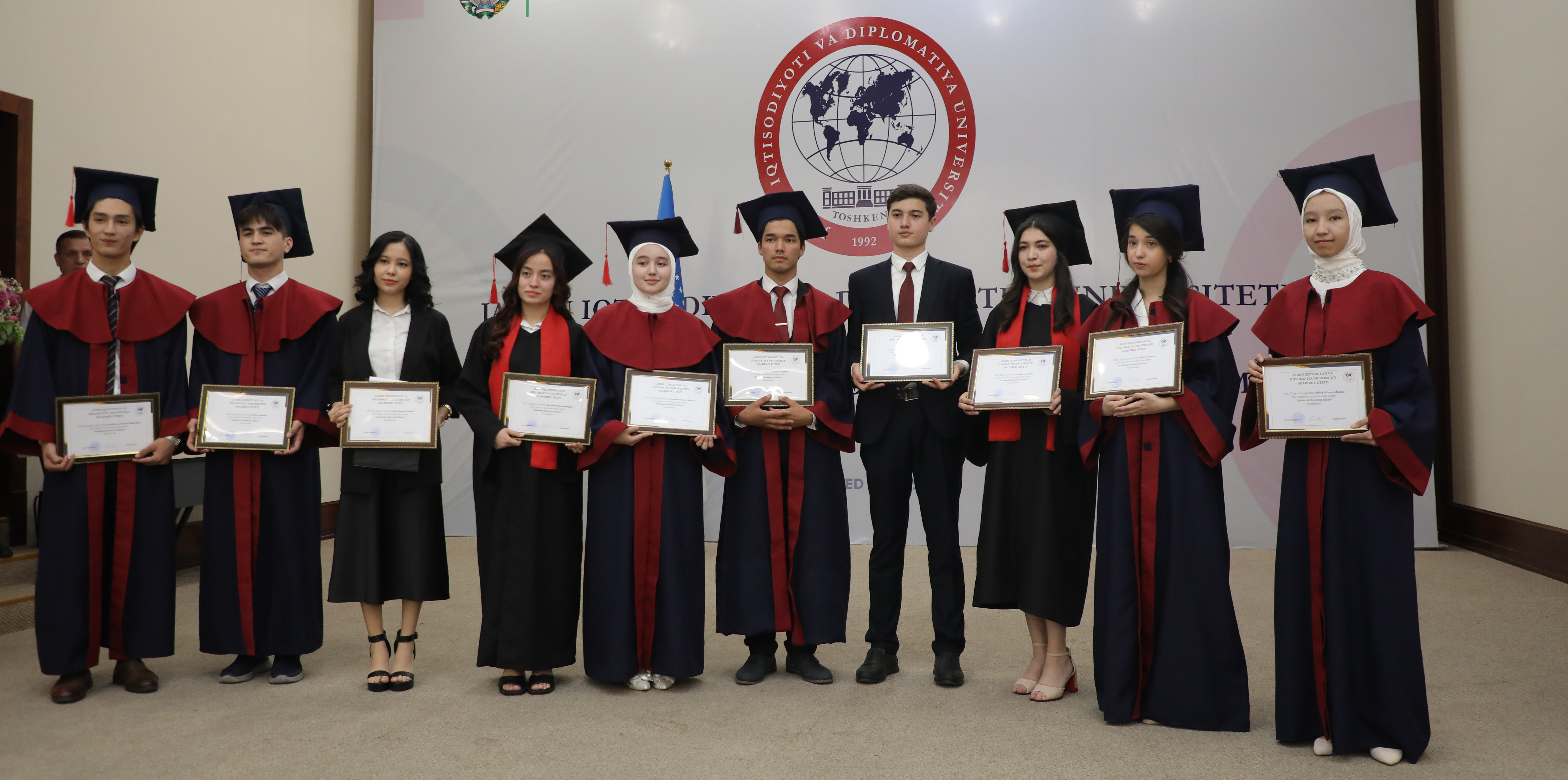 В Университете мировой экономики и дипломатии состоялась церемония вручения медалей выпускникам академического лицея при УМЭД