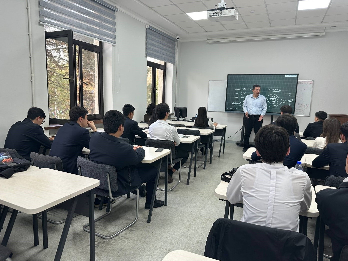 Harbiy-siyosiy diplomatiya fanidan mahorat darsi o‘tkazildi