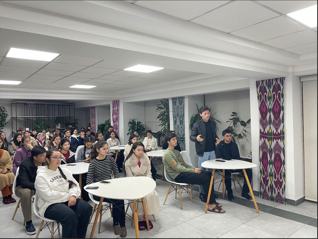 Jahon iqtisodiyoti va diplomatiya universiteti talabalar turar joyida “Rahbar va yoshlar” uchrashuvi bo‘lib o‘tdi