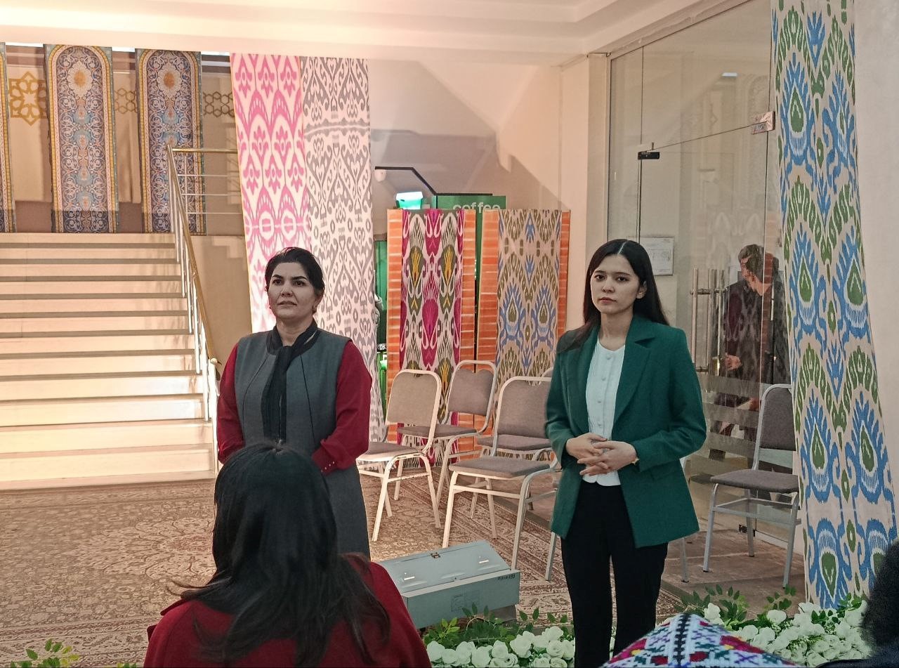 “Humoyun” mahalla fuqarolari ishtirokida O‘zbekiston Respublikasi Konstitutsiyasining 33-yilligi bag‘ishlangan davra-suhbati tashkil etildi