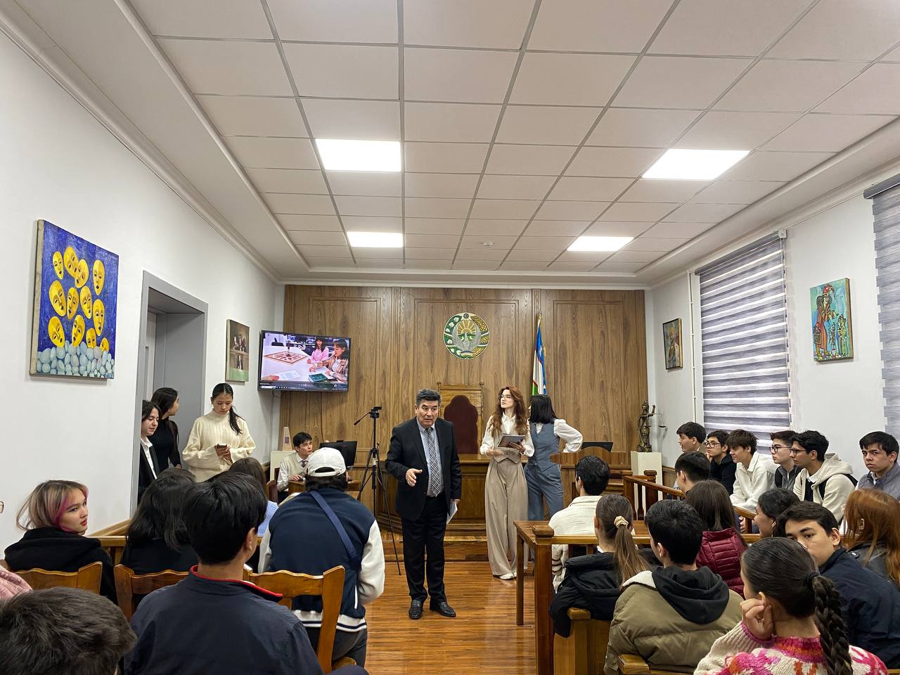 Legal Clinic of UWED organized a roundtable discussion for schoolchildren dedicated to the 31st anniversary of the adoption of the Constitution of the Republic of Uzbekistan and the 75th anniversary of the Universal Declaration of Human Rights.